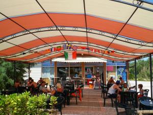 Ein Restaurant oder anderes Speiselokal in der Unterkunft New Camping Le Tamerici 