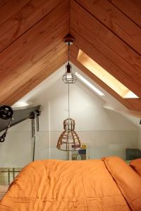 um quarto com uma cama e um tecto com uma luz em Bed in Beek em Beek