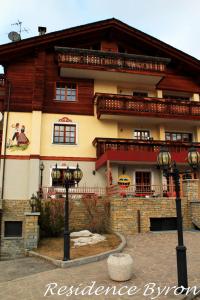 un grande edificio marrone di Residence Lord Byron a Bormio