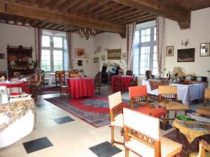 un soggiorno con tavoli e sedie in un edificio di Château d'Avanton ad Avanton