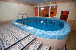 a large swimming pool with a large blue tub at AMAKS Golden Ring in Vladimir