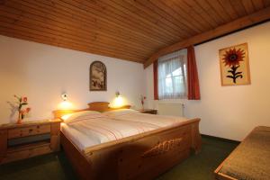 een slaapkamer met een groot houten bed met verlichting bij Pittlanderhof in Innsbruck