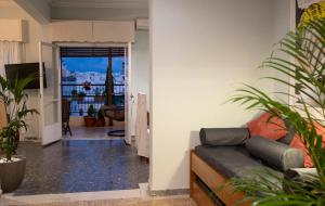 A television and/or entertainment centre at Mosaics Astonishing Acropolis view Aprtm