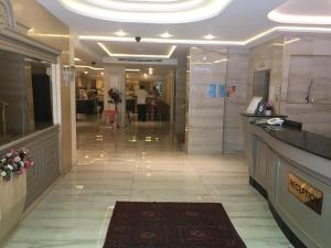 فندق لاليلي جونين في إسطنبول: مدخل فندق مع سجادة على الأرض