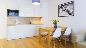 Kuchyň nebo kuchyňský kout v ubytování FARO Apartamenty Bliżej Morza