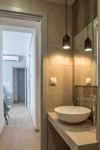 baño con lavabo blanco en la encimera en Athens Luxury, en Atenas 46 fotos más