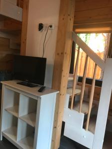 TV a/nebo společenská místnost v ubytování Gryf-Balt Domki drewniane
