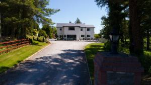 una gran casa blanca con entrada en Inch View Lodge, en Milltown