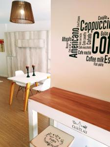 una mesa con una cafetera en la pared en Billinghurst 1035 2 Pax en Buenos Aires