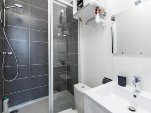 Bilik mandi di Macé Studio Apartment