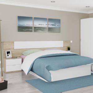 biała sypialnia z łóżkiem z niebieskim kocem w obiekcie la dimora degli angeli w mieście Perugia
