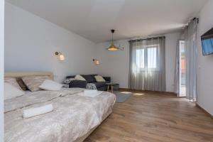 Un pat sau paturi într-o cameră la Apartments Marta 1