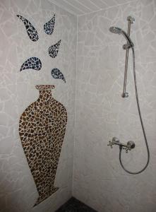 リューにあるB&B Gl. Ryeのバスルーム(壁に花瓶のあるシャワー付)