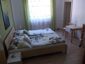 Posteľ alebo postele v izbe v ubytovaní Gasthaus Kleebinder