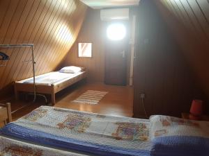sypialnia z 2 łóżkami i lampką na ścianie w obiekcie Casutele Intim w mieście Costinesti