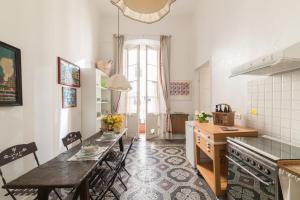 une cuisine avec une table et une salle à manger dans l'établissement Canonica 16, à La Spezia