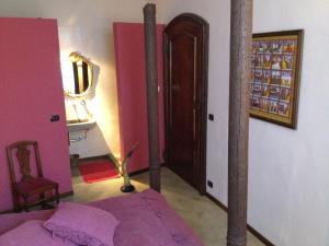 アスティにあるRelais Cattedraleのベッドルーム(紫色のベッド1台、鏡付)