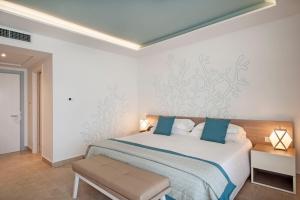A bed or beds in a room at Modica Beach Resort