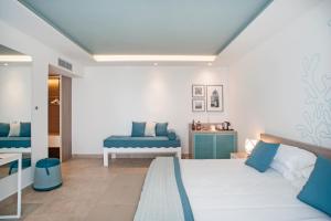 A seating area at Modica Beach Resort
