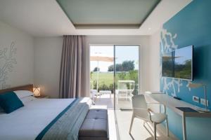 A bed or beds in a room at Modica Beach Resort
