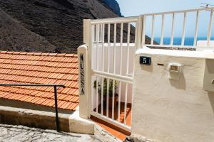 a white door with a sign on it next to a building at Casa Mussa in Valle Gran Rey
