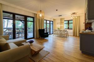a living room with a couch and a table at Apartamenty Rydzewo in Rydzewo