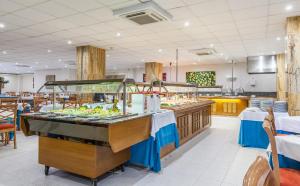 Reštaurácia alebo iné gastronomické zariadenie v ubytovaní BLUESEA Costa Verde