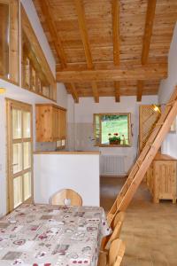 une cuisine et une salle à manger avec une table et un escalier dans l'établissement Chalet Brenta Dolomites, à Madonna di Campiglio