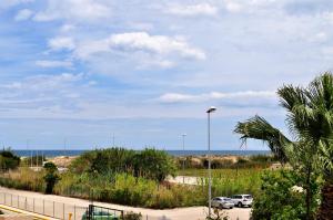 オリーバにあるFamily Beach Agua Marinaの海辺の駐車場