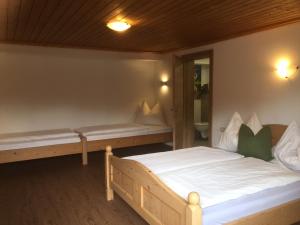 A bed or beds in a room at Biobauernhof Kleinummerstall