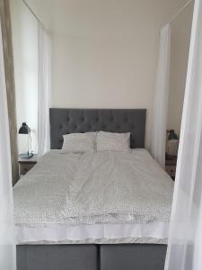 Postel nebo postele na pokoji v ubytování Martensi majutus
