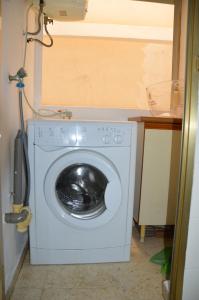 - un lave-linge et un sèche-linge dans une petite pièce dans l'établissement SONYA Anis Casco Antiguo, à Benidorm