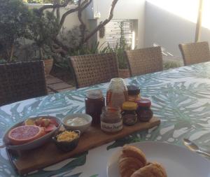 una bandeja de comida sentada en una mesa con comida en 23 Grace, en Ciudad del Cabo