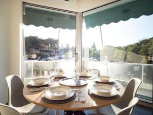 A restaurant or other place to eat at Luxury Veni Acropolis View Apartment