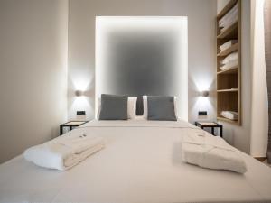 A bed or beds in a room at Luxury Veni Acropolis View Apartment
