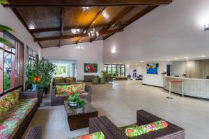 an open lobby with couches and tables and a lobby at Sunshine Praia Hotel in Porto Seguro