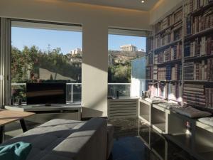 A seating area at Luxury Veni Acropolis View Apartment
