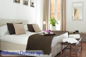 ローマにあるBabuino Apartments - Piazza di Spagnaのベッドルーム1室(テーブル付)