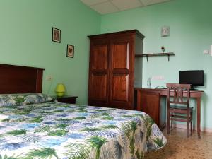 SassofortinoにあるLocanda B&B Momoのベッドルーム1室(ベッド1台、デスク、コンピュータ付)