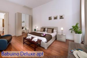ローマにあるBabuino Apartments - Piazza di Spagnaのベッドルーム(大型ベッド1台付)、リビングルームが備わります。