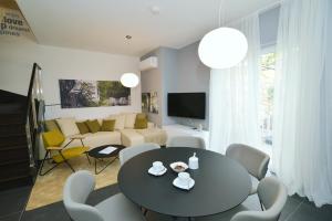 een woonkamer met een zwarte tafel en stoelen bij Plage Lovran Residence in Lovran