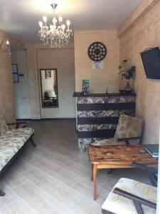 een woonkamer met een bank en een tafel bij Hotel ANNA in Pitsoenda