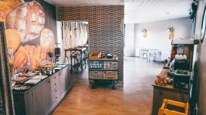 Кухня или мини-кухня в Logis- Hôtel de la Baie de Wissant & Appartements

