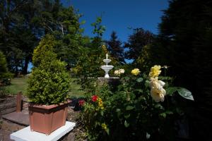Um jardim no exterior de Inch View Lodge