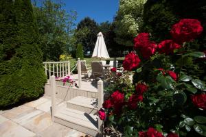 Um jardim no exterior de Inch View Lodge