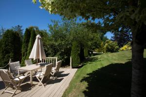 Um jardim no exterior de Inch View Lodge