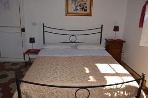 Een bed of bedden in een kamer bij La Casa di Antonella
