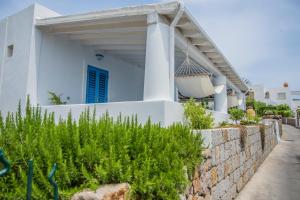 Casa blanca con balcón y pared en La Sirena, en Panarea