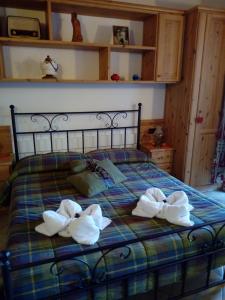 sypialnia z łóżkiem z ręcznikami w obiekcie Affittacamere Chez Magan w mieście Gignod