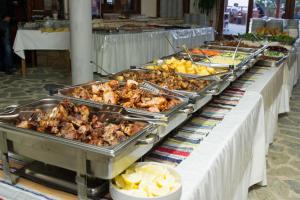 una línea de buffet con muchos tipos diferentes de comida en Demetriou Paradisos Hills Hotel, en Lyso